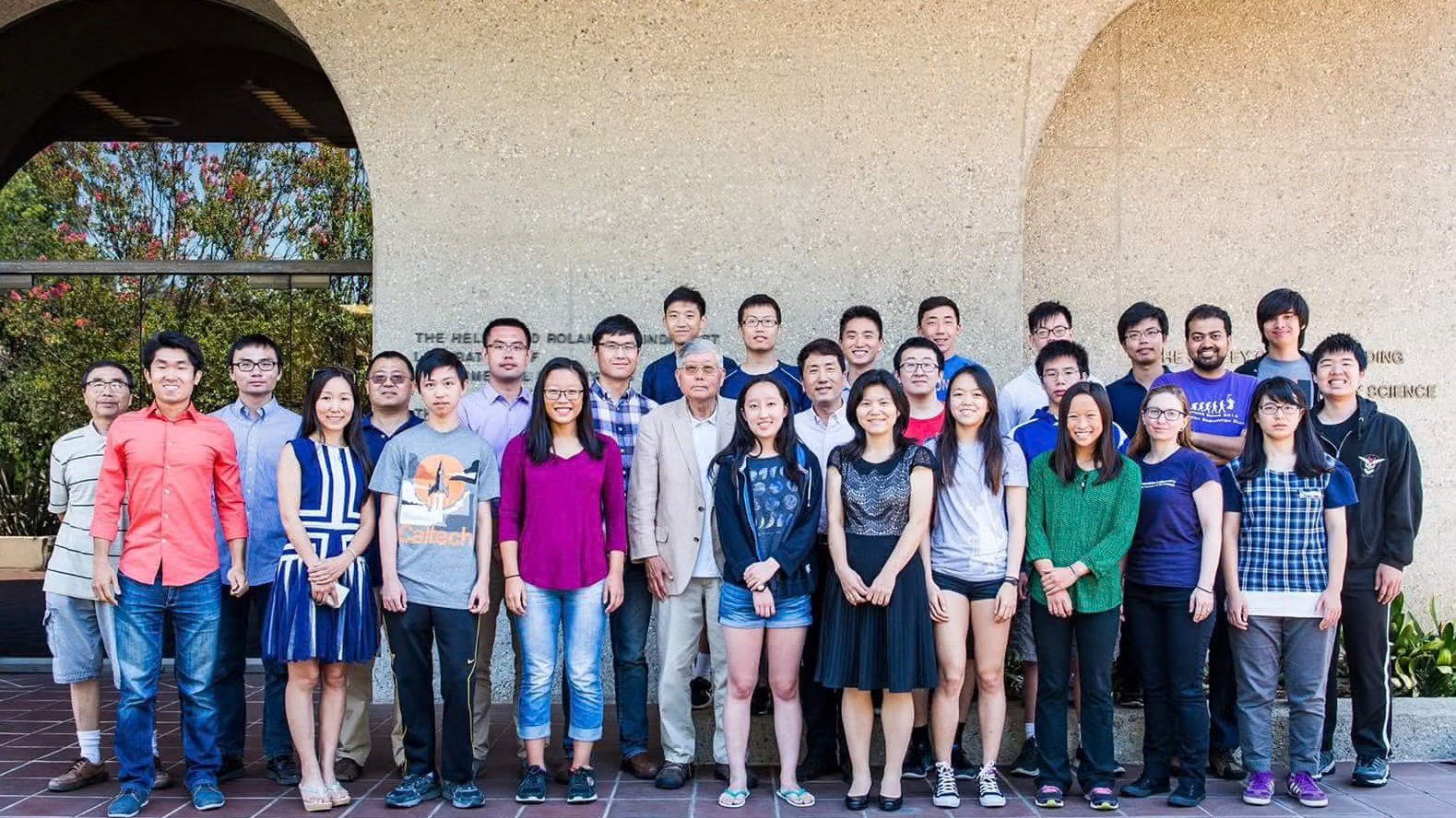 Professor Yuk Yung with a large group of students.