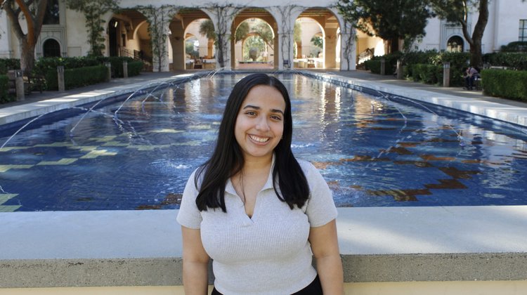Melanie Rodríguez Pabón standing in front of the Beckman Institute