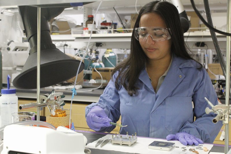 Melanie Rodríguez Pabón working in the lab